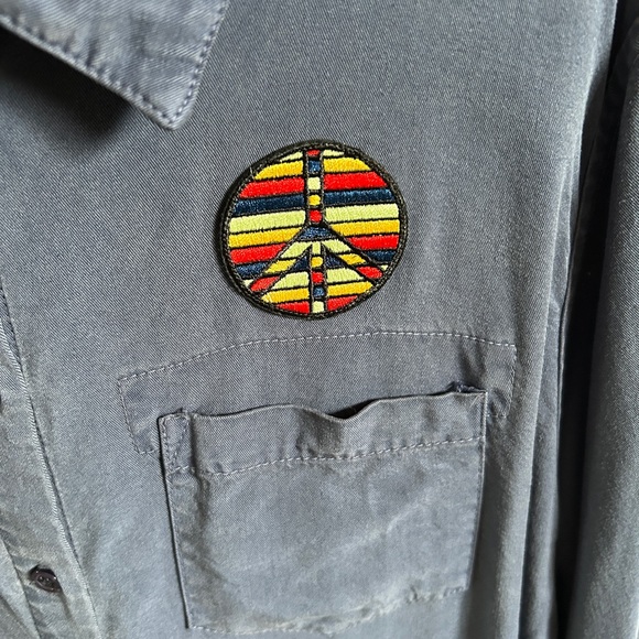 Lauren Moshi Sloan Button Down Blouse Peace, love patches - Picture 2 of 9